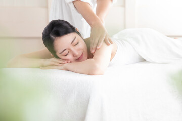 エステをする女性とエステティシャン