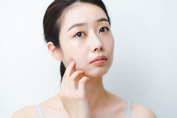 肌の状態を心配する女性