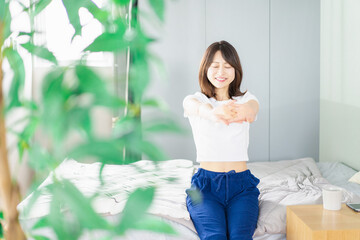 健やかに目覚める若い女性