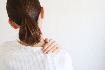 肩こり 肩を触る女性