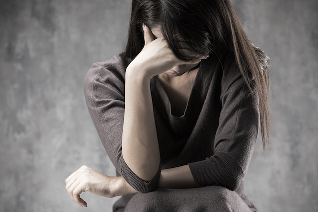 頭を抱える女性 | 魔女が教える願いが叶うおまじない 恋愛(片思い・両想い・復縁・不倫)・開運・仕事(転職)・人間関係の悩みの解決