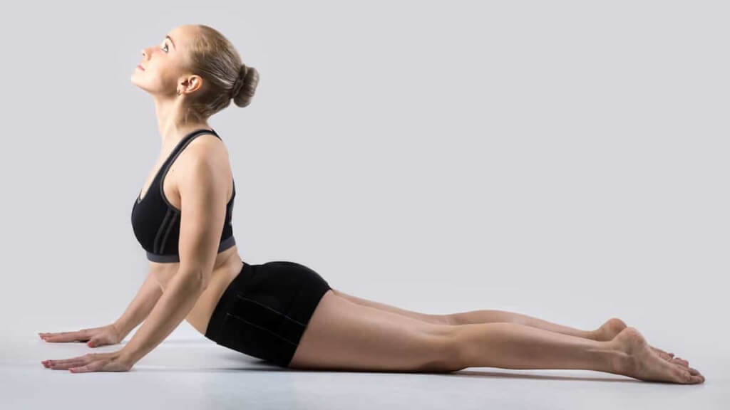 初心者におすすめ】気持ちよく胸を開く後屈のポーズ | Manduka ヨガマガジン